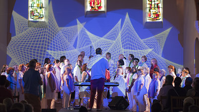 Les Choristes d'Atout Choeur habillé de lumière